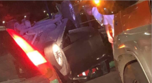 Grave incidente nella notte: auto si ribalta, 25enne incastrata tra le lamiere