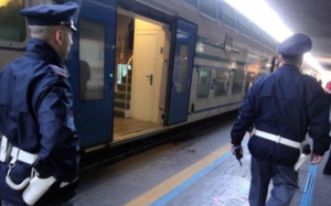 Atti osceni a bordo del treno, passeggera denuncia tutto al capotreno