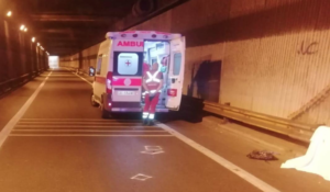 Dramma nel tunnel dello stadio, ragazza vola da scooter e muore