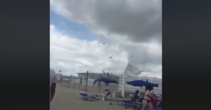 Varcaturo, tromba d'aria travolge il litorale: ferita una bambina