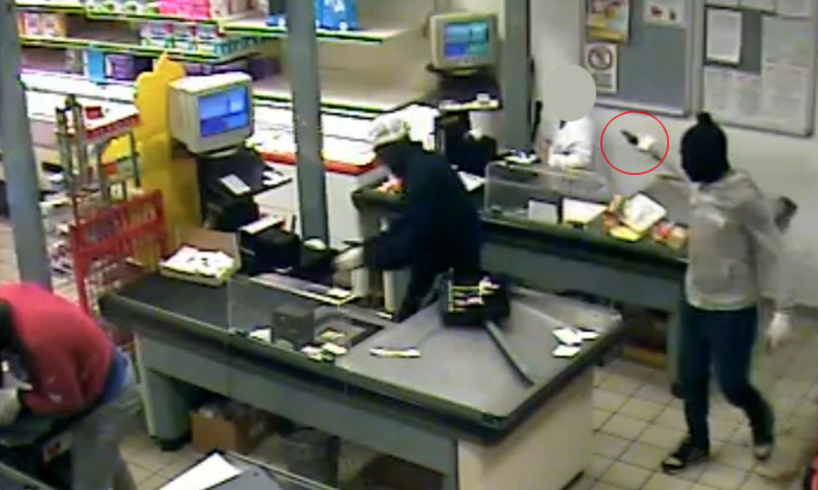 Torre Annunziata, rapina a mano armata nel super market: ladri in fuga col bottino