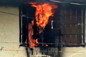 Ariano Irpino, detenuto 24enne si dà fuoco: è grave in ospedale