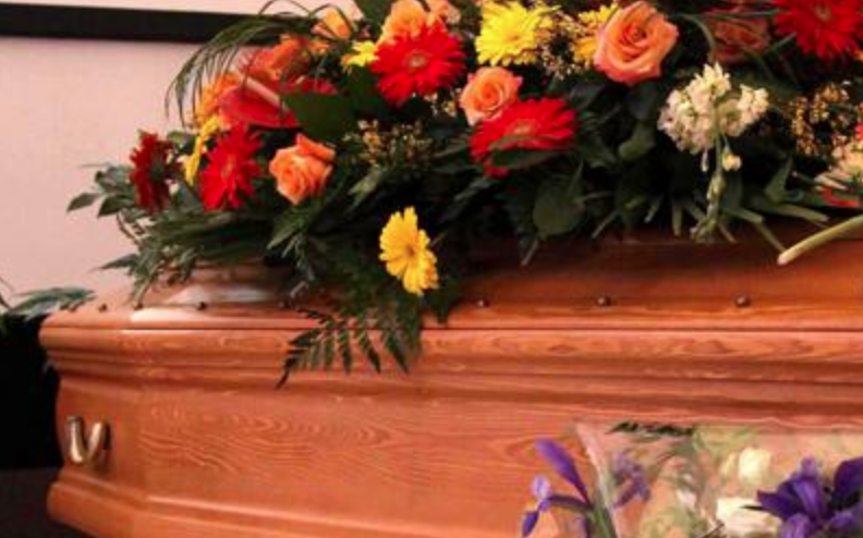 Lo 'sgarro' del prete al funerale, "ora o mai più". Poi scatta la 'raccomandazione' del sacrestano