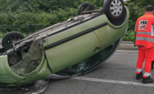 Sorrento, auto si ribalta: muore ragazza di 20 anni