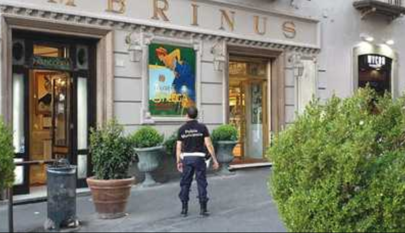 Caso rifiuti, multe ai caffè storici della città: di tutto dentro i loro bidoni