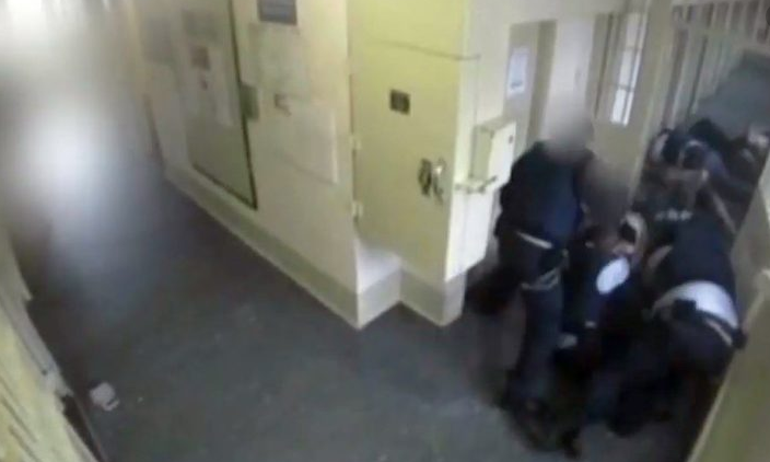 Super rissa nel carcere di Poggioreale, coinvolti 40 detenuti: "La situazione è drammatica"