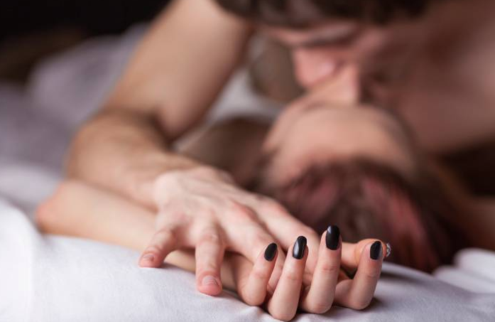 Pozzuoli, coppia "focosa" diffidata dal condominio