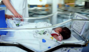 Neonato abbandonato sul balcone, il piccolo è fuori pericolo: "Una gioia"