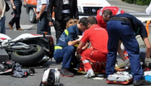 Napoli, grave incidente: centauro si schianta al suolo