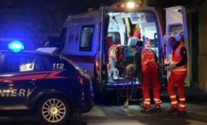 Paura ad Aversa, uomo colpito al petto da un ascia