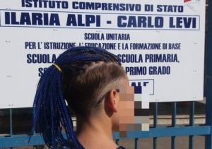 "Hai le treccine, non entri a scuola", 13enne lasciato fuori l'istituto dalla preside