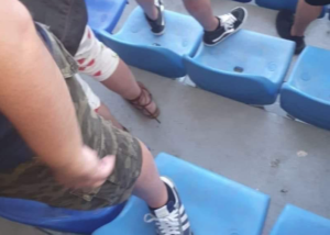 "Nuovo" stadio, vecchie abitudini. I tifosi in piedi sui sediolini: scoppia la polemica