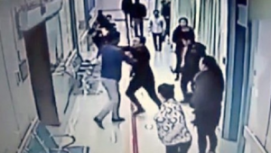 Porte sfondate, vetri rotti e aggressioni: non è un pronto soccorso ma una postazione da guerra