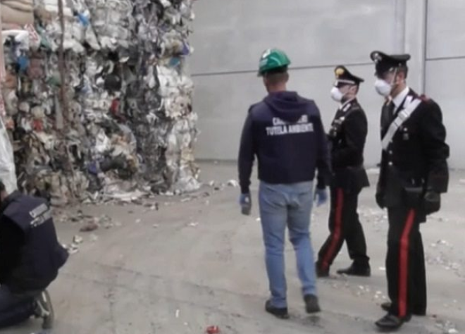Traffico illecito di rifiuti, la spazzatura sotterrata illegalmente: 11 arresti