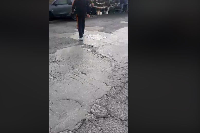 Napoli, Borrelli aggredito da un parcheggiatore abusivo al cimitero