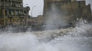 Allerta meteo a Napoli, l'annuncio del Comune: "Scuole chiuse in città"