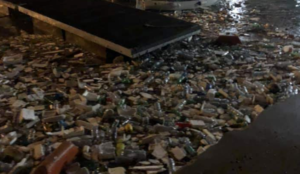 Porto di Salerno, dopo la mareggiata un mare di plastica