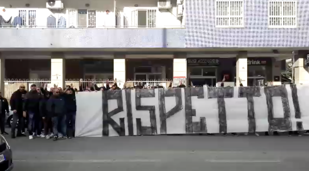 Napoli, i tifosi protestano fuori al San Paolo: "Mercenari rispetto!"