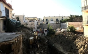 Chiaiano, sprofonda un intero piazzale: l'appello per sanare la voragine