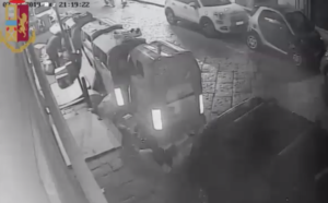 Napoli, arrestato il piromane dei rifiuti: incendiate almeno 22 campane