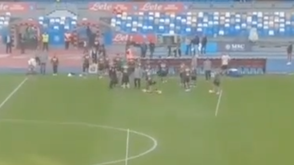 San Paolo, fischi e cori contro i giocatori e De Laurentiis: "Andate a lavorare, andate via"