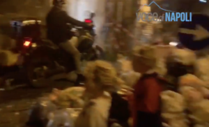 Materdei, il video della vergogna: strade sommerse dai rifiuti