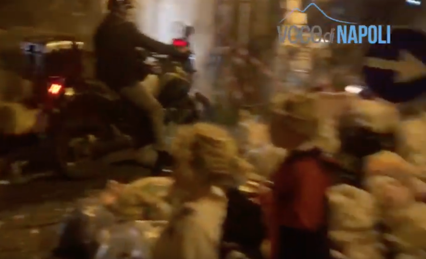 Materdei, il video della vergogna: strade sommerse dai rifiuti