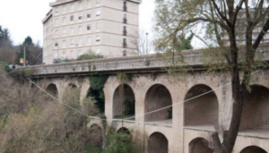 Avellino, 13nne tenta il suicidio lanciandosi da un ponte: è grave