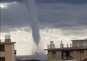 Napoli, bomba d'acqua e tromba d'aria: il temporale spaventa i napoletani