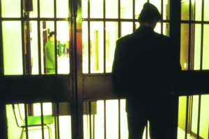 Santa Maria Capua Vetere, detenuto denuncia: "Pestato e deriso dagli agenti penitenziari"