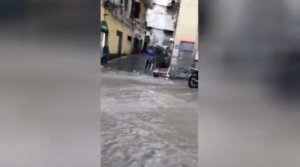 Napoli, il flagello della pioggia: fiumi di acqua nel Rione Sanità