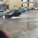 Napoli, allerta meteo e bomba d'acqua: città allagata e in ginocchio. Continua l'allarme maltempo