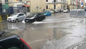 Napoli, allerta meteo e bomba d'acqua: città allagata e in ginocchio. Continua l'allarme maltempo