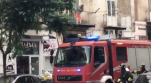 Secondigliano, uomo si barrica in casa e minaccia di far esplodere il palazzo