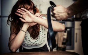 Violenze e umiliazioni contro moglie e figli, arrestato medico nel casertano