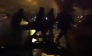 Niente ambulanze, parenti del paziente spingono barella: la fake news è virale