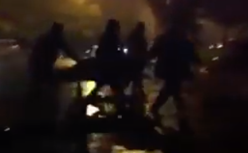 Niente ambulanze, parenti del paziente spingono barella: la fake news è virale