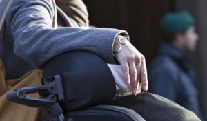 Ipoteca la casa per la moglie malata di Sla: il contributo alla ricerca