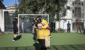 Papà detenuti riabbracciano i figli grazie al calcio, la partita nel carcere di Poggioreale