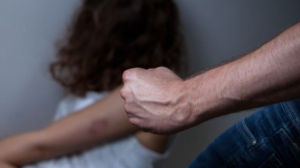 Picchia la figlia con un bastone, arrestato padre violento: l'episodio in Irpinia