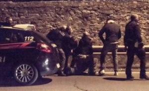 Dipendente comunale aggredisce e picchia carabiniere: "È l'amante di mia moglie"