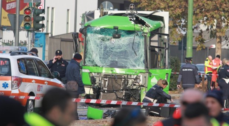 Scontro filobus-camion dei rifiuti, 11 feriti e una vittima: morta la 49enne in coma