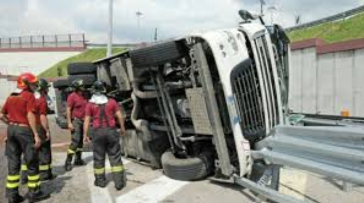 Spaventoso incidente in autostrada, tir si ribalta e si accartoccia: conducente 'graziato'