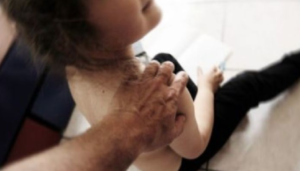 Molesta sessualmente la nipote 15enne, arrestato lo zio 'orco'