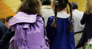 Escluso dalla recita natalizia perché autistico, scandalo in una scuola del Napoletano