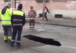 Fuorigrotta, cede conduttura idrica e si apre una voragine: scuola chiusa