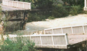 Maltempo in Campania, crolla un ponte pedonale sul fiume Sarno