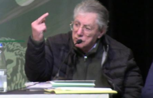 Lega a congresso e Bossi attacca il Sud: "Aiutiamoli a casa loro o straripano come l'Africa"