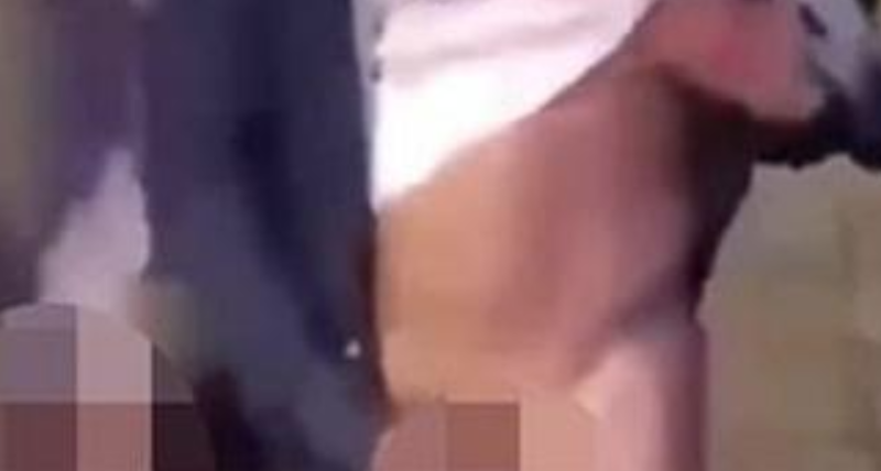 Licola, si abbassa i pantaloni e si masturba in pubblico