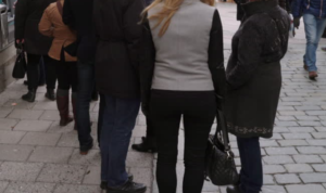 Fila e sistemi in tilt, super dipendente salva i clienti in banca